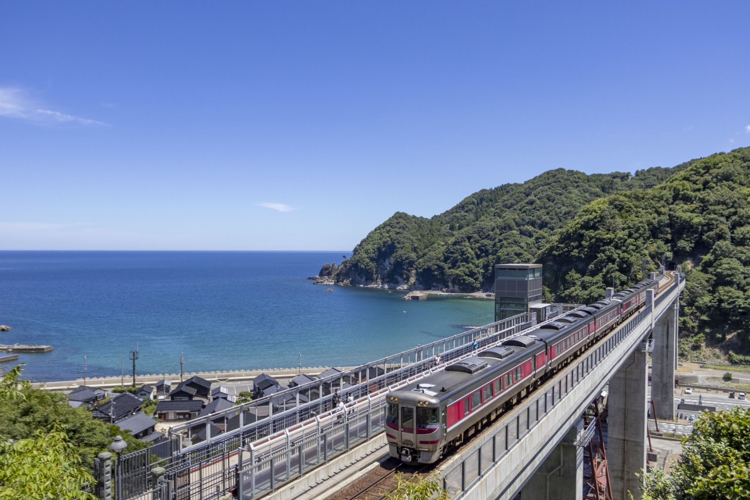 The Limited Express "HAMAKAZE" crossing the bridge.