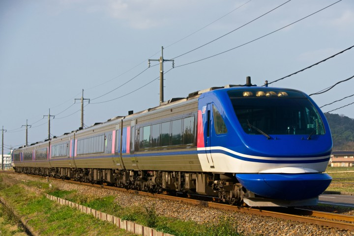 Horarios, tarifas y cómo comprar billetes del tren expreso limitado "SUPER HAKUTO"