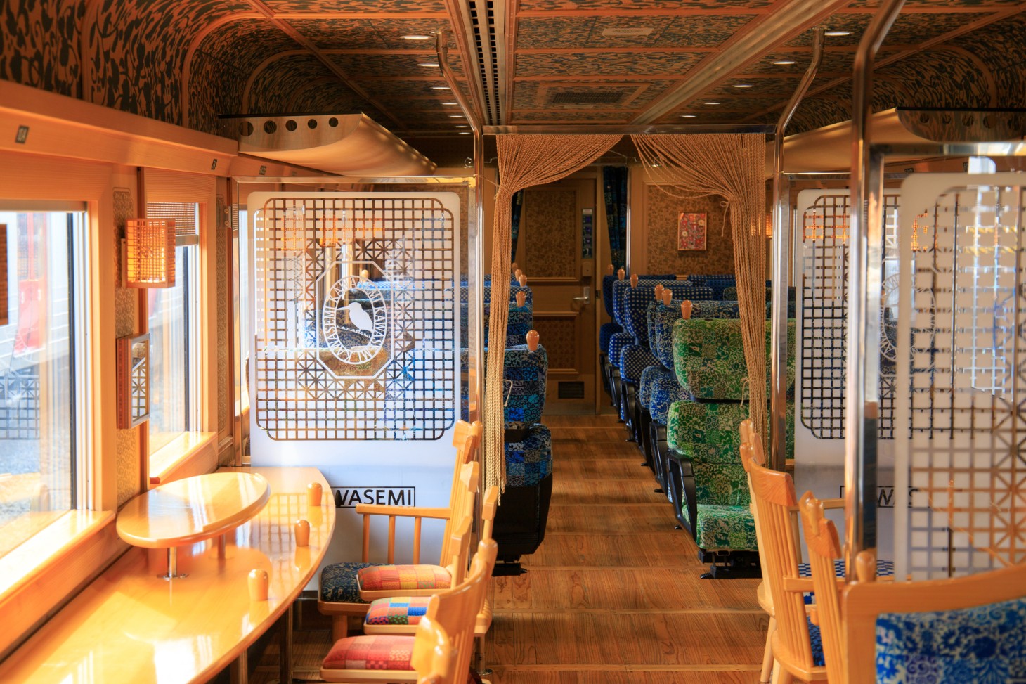 À l'intérieur du train «KAWASEMI YAMASEMI»