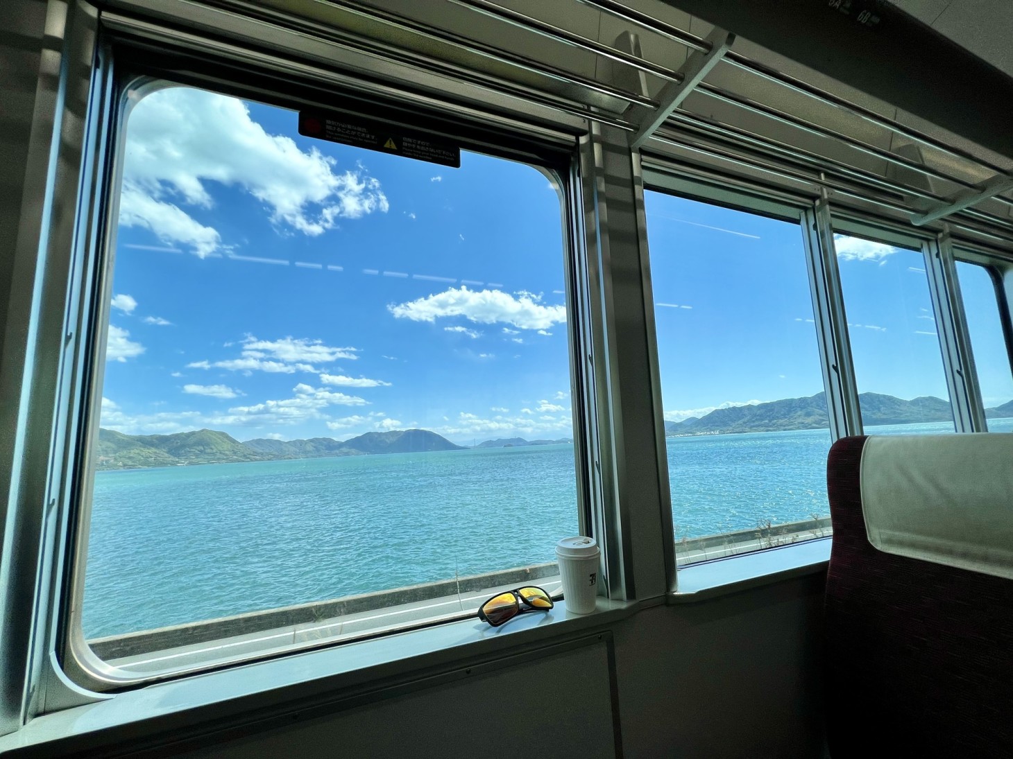 El mar visible desde la ventanilla del tren.