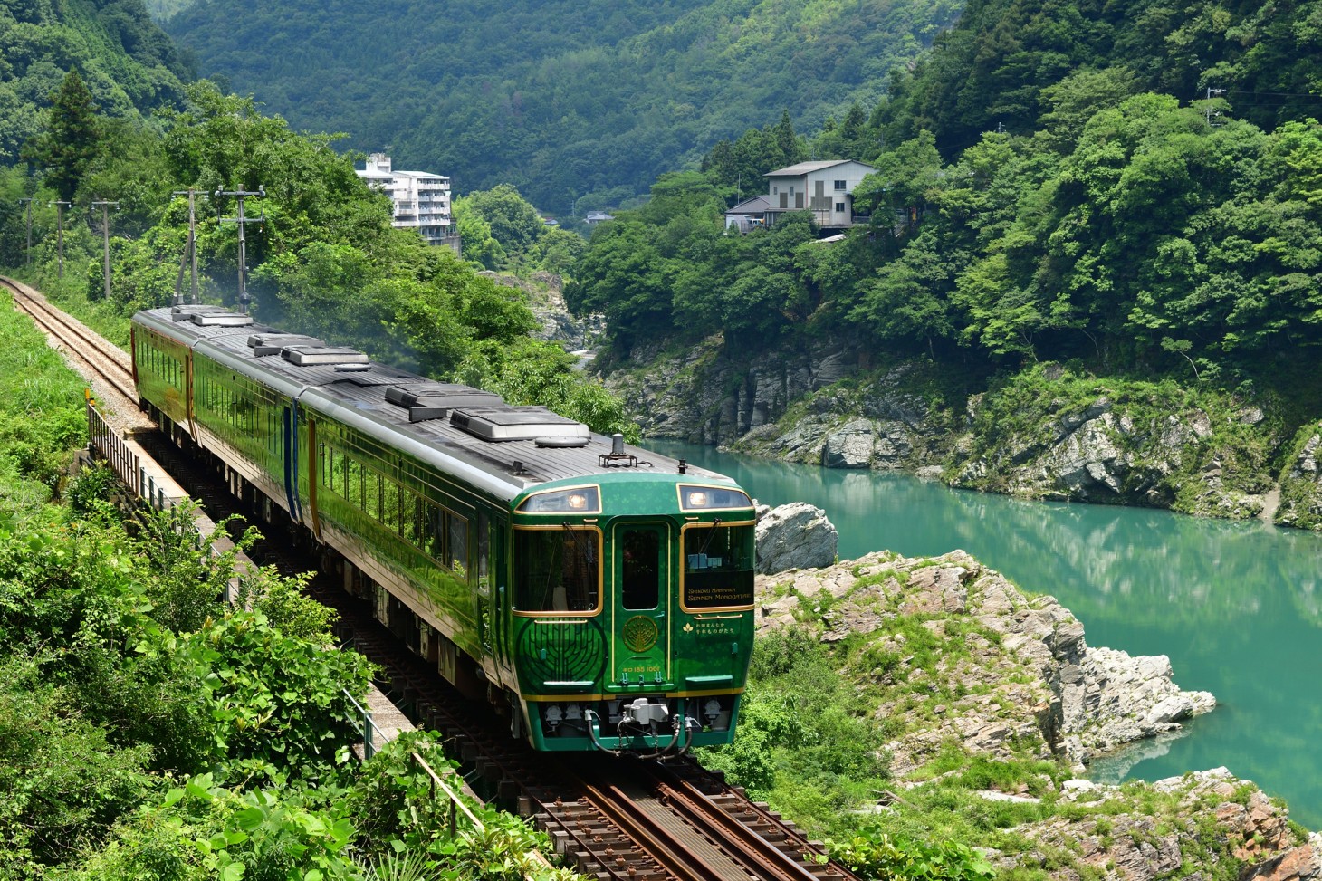 "Shikoku Mannaka Sennen Monogatari" को रेल कारहरू