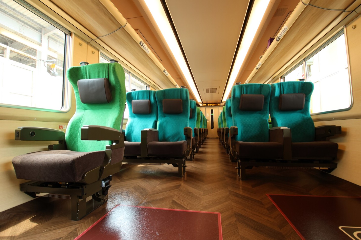 Interior del tren expreso limitado Yakumo
