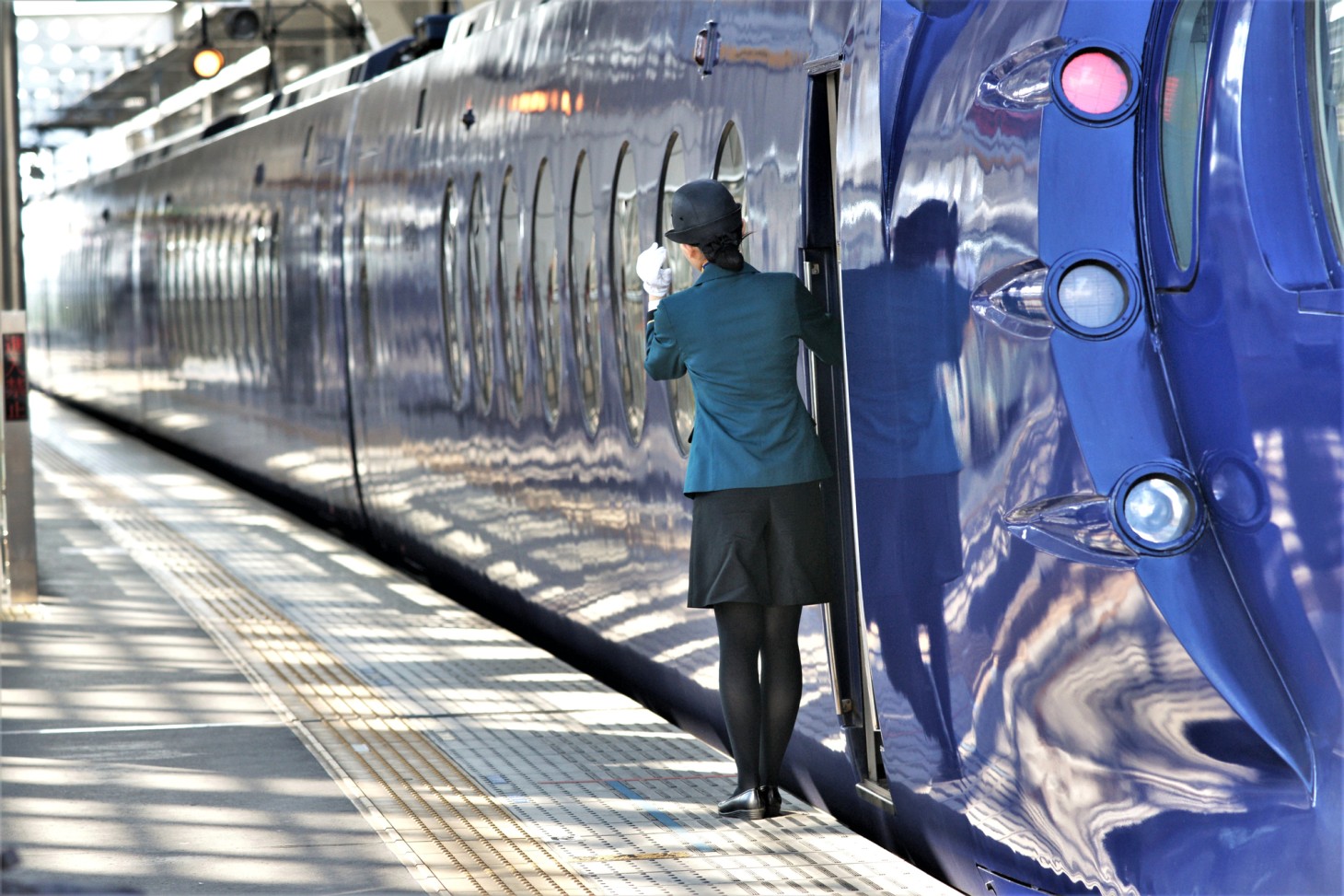 El exterior y conductor del tren expreso limitado “Rapi:t β”