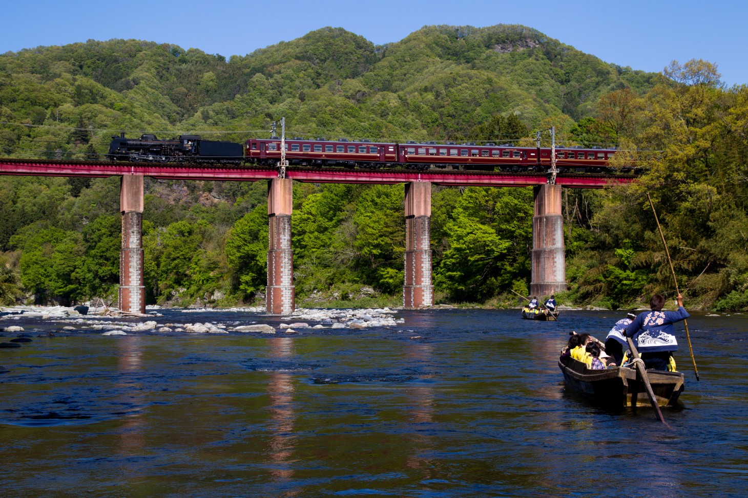 El Paleo Express cruza un puente ferroviario.