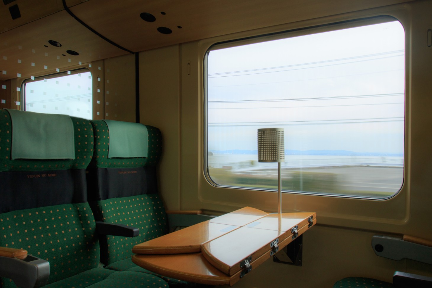 À l'intérieur du train «Yufuin no Mori»