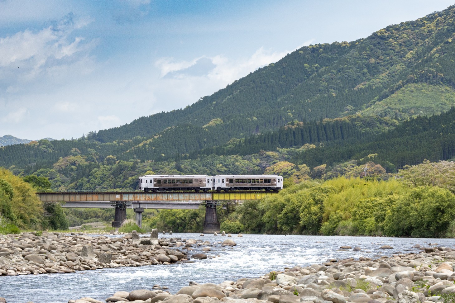 Le train «UMISACHI YAMASACHI» traverse le pont ferroviaire.