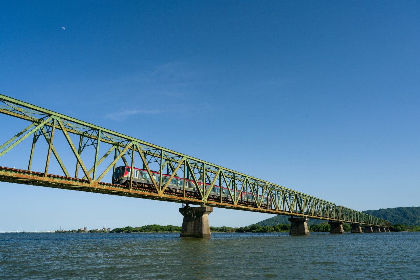 The "UZUSHIO" train crossing the bridge.