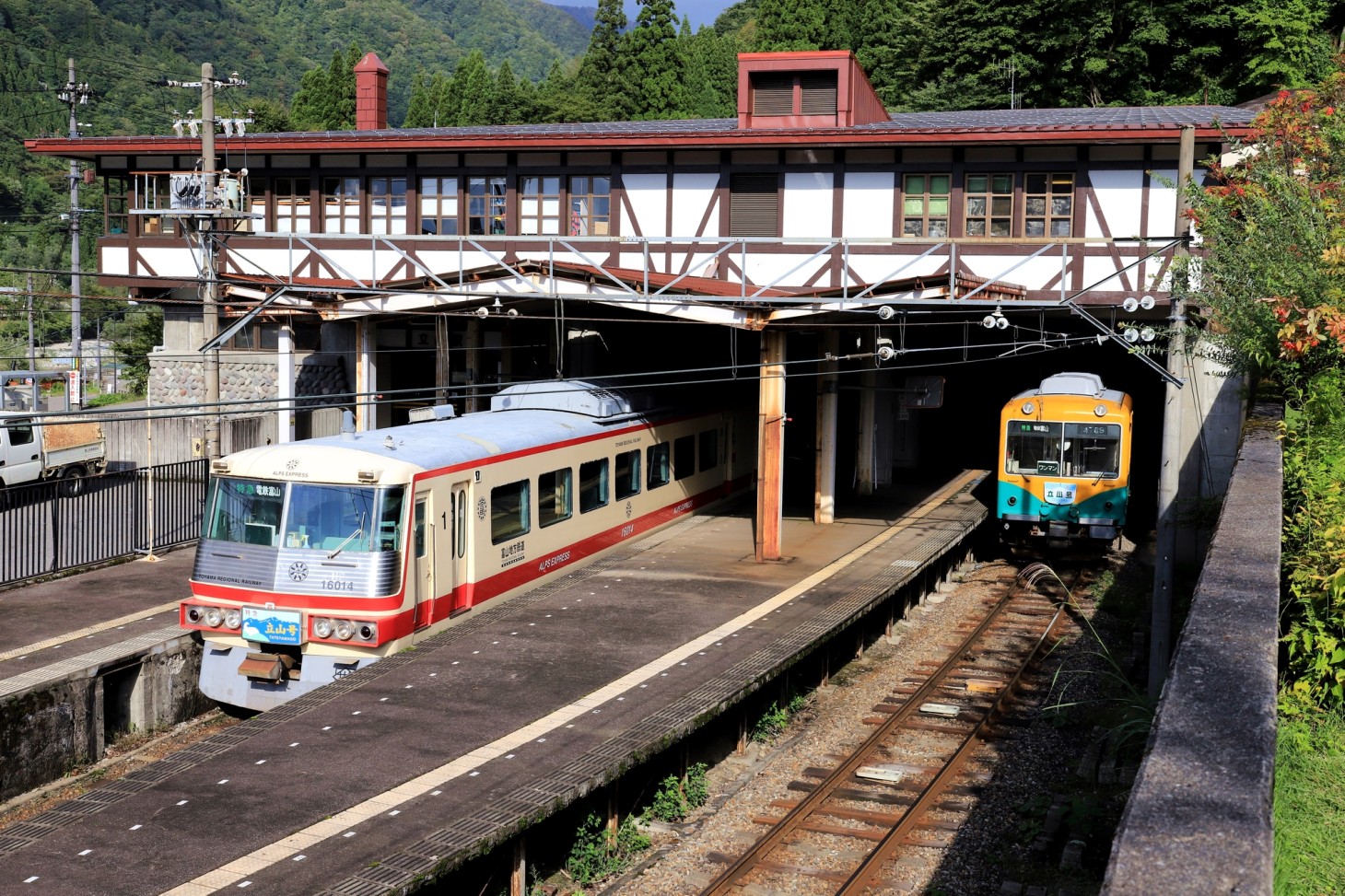 역에 정차하는 「TATEYAMA」