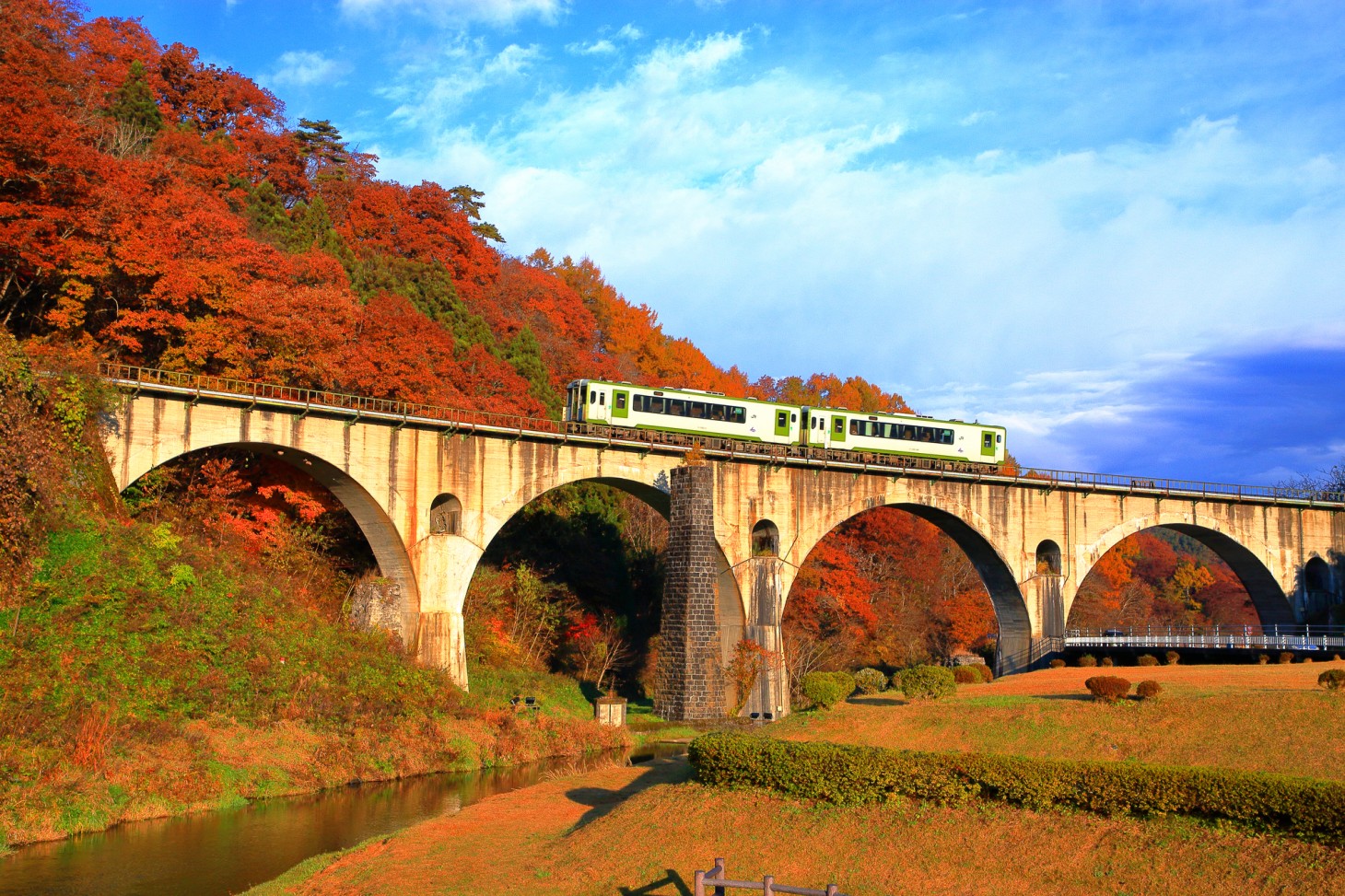다리를 건너는 「POKÉMON WITH YOU TRAIN KAMAISHI」