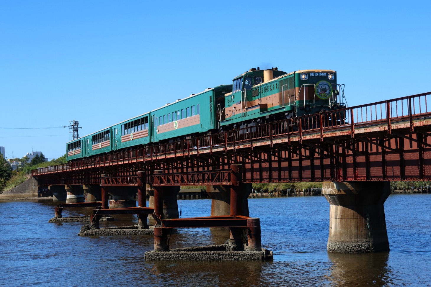 다리를 건너는 「KUSHIRO SHITSUGEN NOROKKO TRAIN」